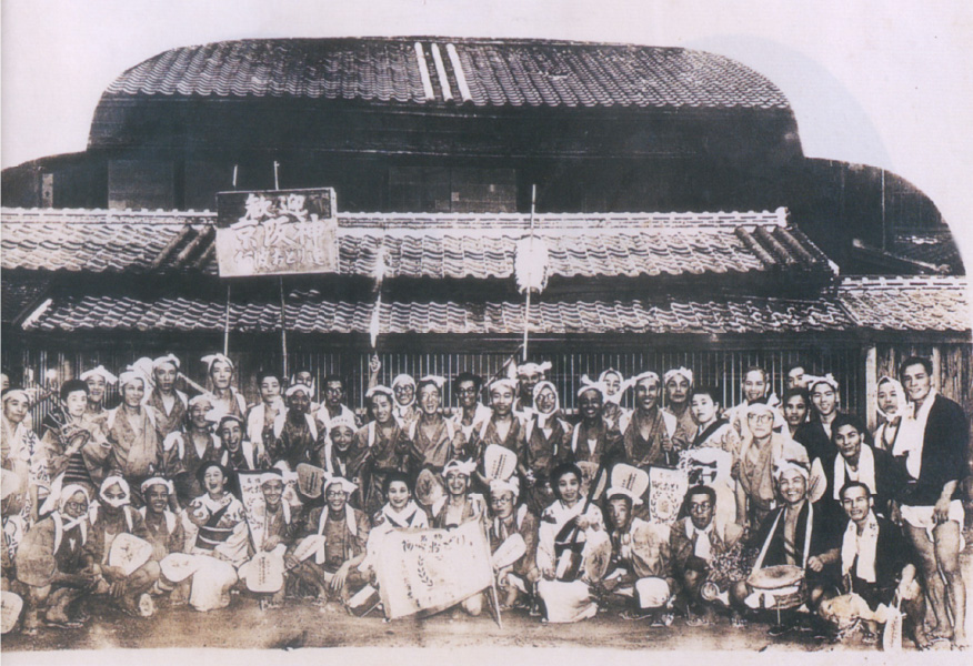 1960年（昭和35年） 三井の踊り子連、福本楼の前で